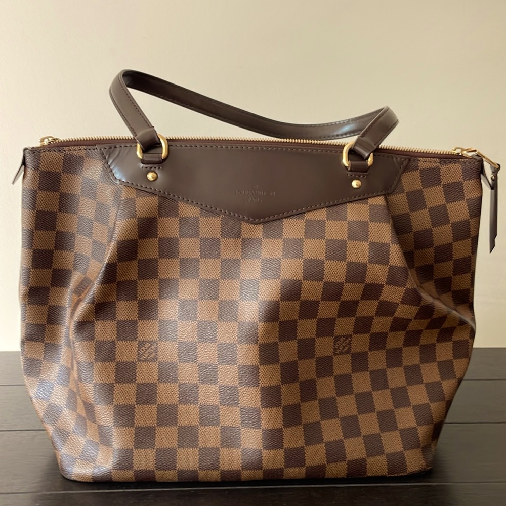 This LV is stunning and has barely been used. In great condition! Authentic!